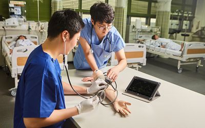 Mô hình đo huyết áp/nhịp mạch kèm phần mềm đào tạo – đánh giá trên máy tính bảng